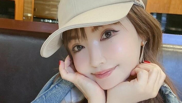 平子理沙 LAに購入したバケーションホームでの笑顔ショット公開！広々とした一室で白い巨大ラブブ抱いた姿に「とっても素敵です」