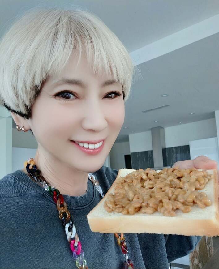 【画像6枚】「ネバネバシートがありません」ハワイで手作り朝ご飯！秋野暢子がドンキで買った納豆で作った“納豆トースト”やフルーツなどの食卓を見る