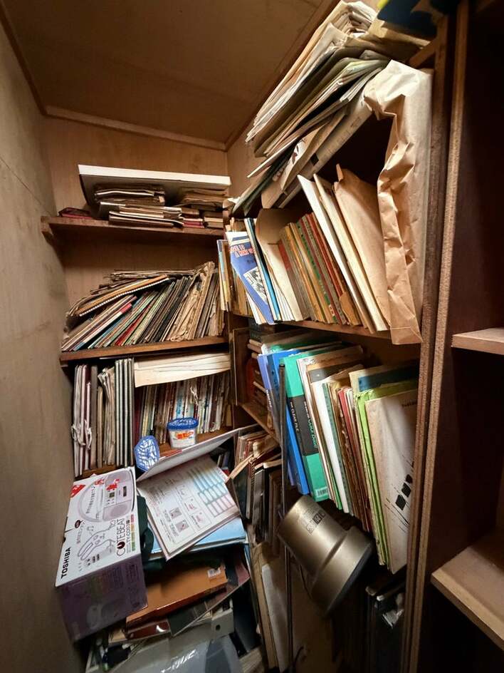実家整理　古い経台 宝の山」高橋克典 実家整理で内装公開！“約27年前の若き写真”など“4t