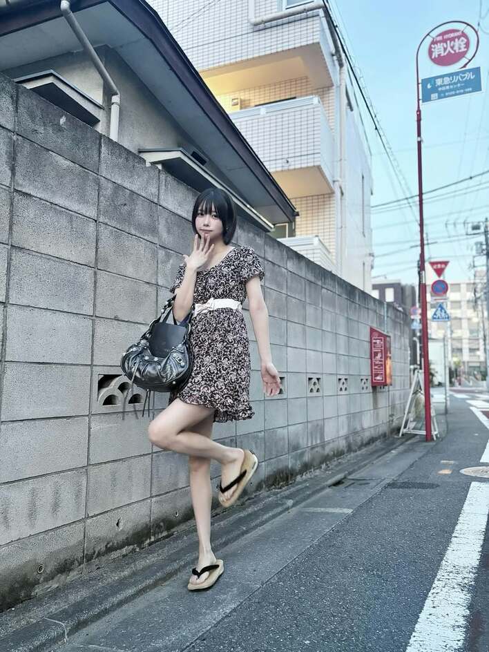 あのちゃん ファンからもらったミニ丈ワンピース姿を披露！美脚スラリ