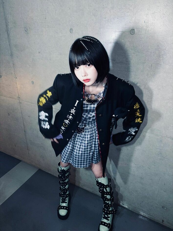 愛脳」と書いて“あの”！？あのちゃんトゲトゲ学ラン×ミニスカロング