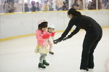 【SBI損保】「夏休み特別スケート教室」に協賛、滑走チケット1,000枚プレゼント
