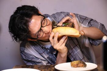 二刀流パティシエ、謎の「鯉パン」…アンタが不可解なレビューあふれる人気店へ！