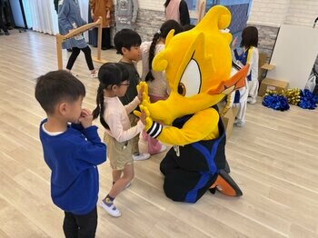 子どもたちの笑顔が弾ける！シーホース三河が西尾市「mirai と～ぶこども園」を訪問、スポーツの楽しさを共有