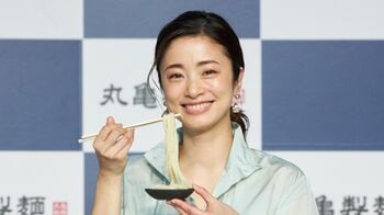 上戸彩「これはガチで分かりますよ！」“うどんクイズ”でブランドアンバサダーの意地を見せる