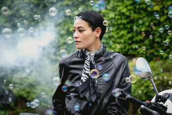 菅原小春の“バイカースタイル”に「姐さんかっこよすぎ！」とSNS大興奮『パリピ孔明』