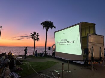 例年500人超参加のイベント「りんくう海辺の映画館」が初の2日間開催にパワーアップ　海と空に囲まれた野外シネマで、世代に合わせた2作品を上映