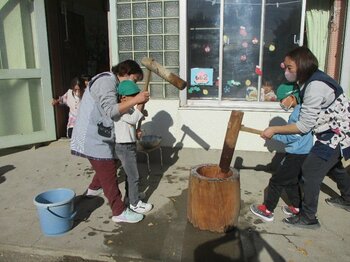 「メリークリスマス」の2日後には「よいしょ！」の掛け声。藤沢保育所の子どもたちが駆け抜ける、和と洋の冬仕度