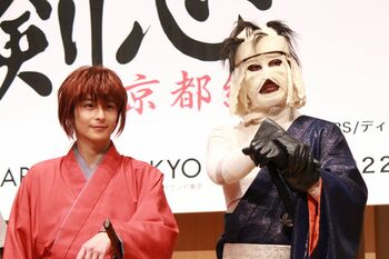 小池徹平、黒羽麻璃央の衣装に「包帯ぐるぐる巻きじゃなくてよかった」