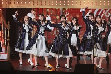 前田敦子センター『フライングゲット』に大歓声！純白衣装から紺色衣装