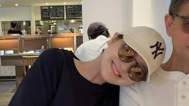 「口元が似てる！」鈴木奈々 父親の“顔出し”親子ショット披露！肩に頭をちょこんと乗せた仲の良さ全開な写真に反響