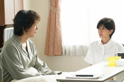 【場面写真追加】花の香りを取り戻し笑顔を見せる葵（内田有紀） 診察で訪れた病院に眞澄（佐々木蔵之介）が入院していることを知り…『ラストノート』第9話予告