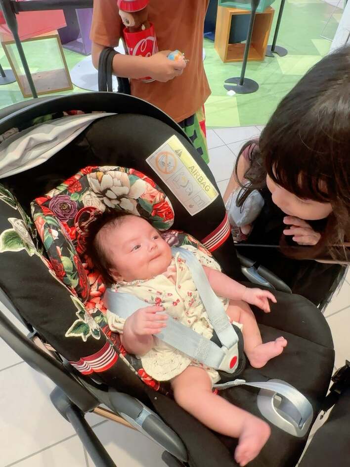 【画像15枚】「瞳の色が綺麗」川崎希 生後1ヵ月半の次女も連れた家族5人での初プリントシールを見る