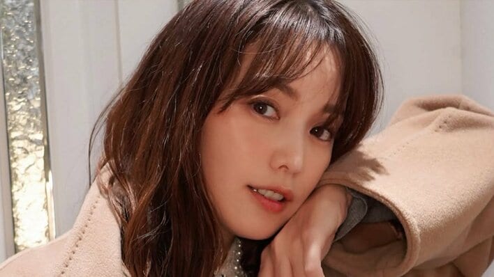 「上がユリさん？？」蛯原友里 幻想的な“双子？ショット”にファン騒然！勘違いする人続出で「両方わたしだよ」と種明かし