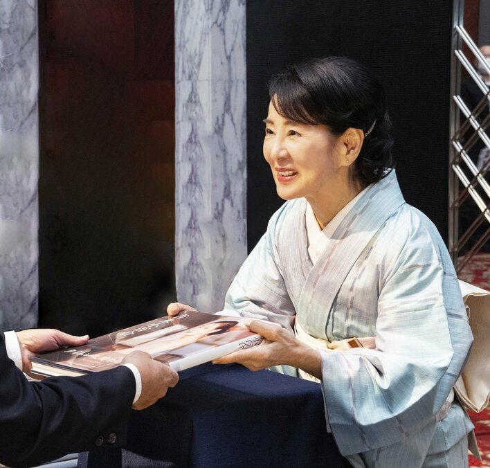 吉永小百合が写真集お渡し会に登場！「ろっ骨骨折も5週間で完治」“ドジ”エピソードを披露「とにかく転ばないようにすることが大事」