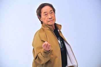 31年の時を経て「僕は死にましぇん」再び！武田鉄矢がコラボTシャツのモデルに