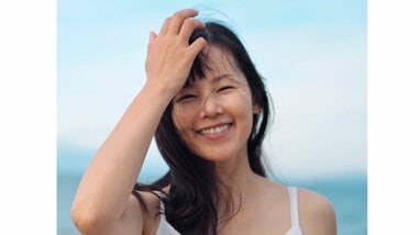 小西真奈美 海辺での白キャミワンピ姿を披露！「笑顔に癒される～」は