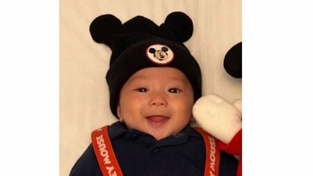 「吹き出しました」生後6ヵ月赤ちゃんがママの子守歌で“半落ち”！？「起きていたい…でももう無理…」心の葛藤感じる姿に「可愛すぎる♡」【激かわキッズ奇跡の瞬間】