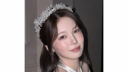 NiziU・AYAKA 美背中際立つ“花嫁”ショットを披露！“ビーナスライン”輝く白ドレス姿に「結婚式思い浮かべて泣いてる」「透明感えぐすぎる」
