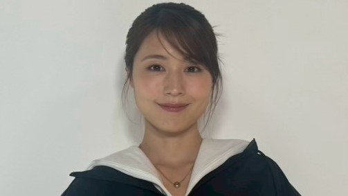 有村架純 “珍しい”膝上ミニスカで美脚を披露！「キレイすぎ」ほほ笑む姿からクールな姿まで魅力あふれる数々に「絵になる」とファン歓喜