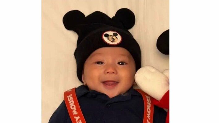 「吹き出しました」生後6ヵ月赤ちゃんがママの子守歌で“半落ち”！？「起きていたい…でももう無理…」心の葛藤感じる姿に「可愛すぎる♡」【激かわキッズ奇跡の瞬間】<br />