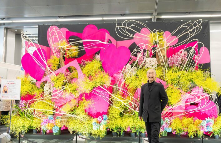 「W受賞」の快挙！ 世界らん展2026で假屋崎省吾氏の大作を彩る　　最高品種『マリーローランサン』を染めた “極彩色のシンビジウム”