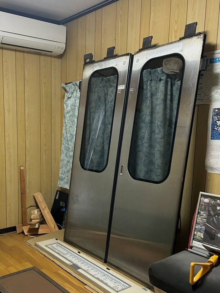 【画像】「電車のドアを買ってしまいました。」鉄道大好き20歳学生が自宅に電車内を再現した様子を見る