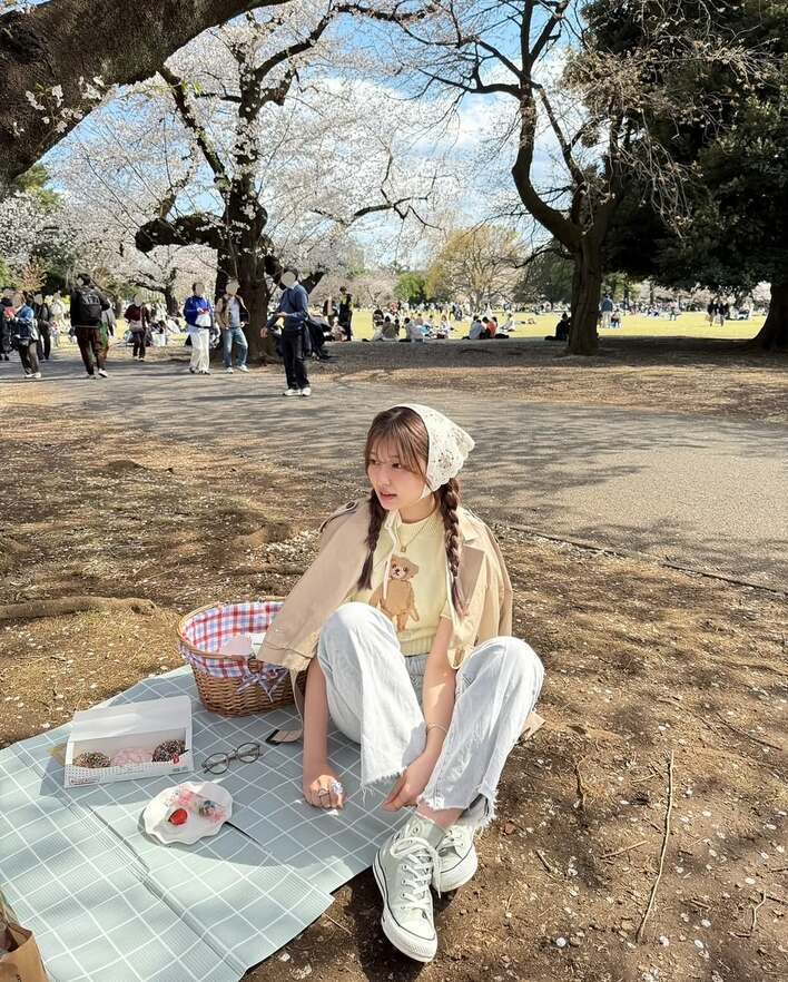 ビジュ爆発して最高！」吉川愛 三つ編み×春コーデでお花見満喫ショット