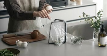 V字に開いて自立、ゴミが捨てやすい「ポリ袋ホルダー」にWEB限定色「ブラック」が新発売