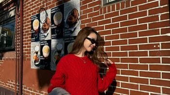 中町綾 ミニ丈ボトムスで美脚披露！赤ハートニットコーデに「大人っぽすぎ！」「足細すぎ！」と絶賛の声