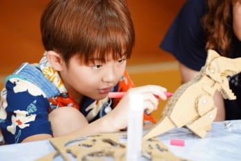 スマホゲームやタブレットの使用時間1時間で学力約10％低下。子どものためのデジタルデトックス 親子で30分 段ボール恐竜工作キット「バトルダイナソー」組立体験会。4月29日開催＠世田谷区