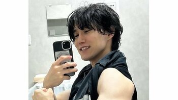 「えぐすぎる」人気若手芸人が意外な“筋肉比較画像”を公開！ナイチンゲールダンス・ヤス 1年の肉体変化に「デカくなってる！」と反響 
