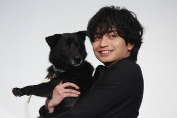 中島健人“12月のキス”にほほ笑み「僕たちの癒し」