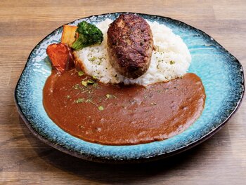 【札幌・エイトカリィが10周年】不動のNo.1メニュー「手仕込みハンバーグカレー」を500円で提供！これまでの感謝を込めた大還元祭を開催