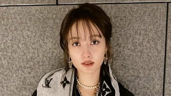 谷まりあ 全身高級ブランドのゴージャスな秋コーデに反響「めっちゃ似合ってる」思わずキュン！な黒縁メガネの“半顔”ドアップショットも