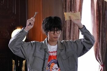 『イップス』萩原利久による第9話の犯行シーン写真が解禁！両手を上げているだけで死人が出るという最強にツイてない男