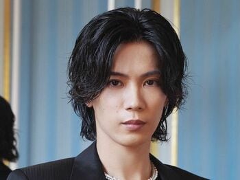 Number_i 神宮寺勇太 黒のスーツに真珠のジュエリー身に付けた華やかな姿をSNSで披露　「美しすぎて衝撃」とファン歓喜