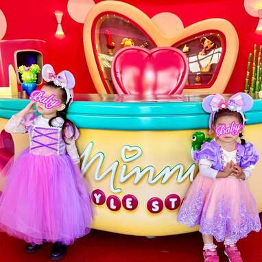 W親子ディズニー！板野友美＆河西智美 元AKBコンビでおそろいコーデの