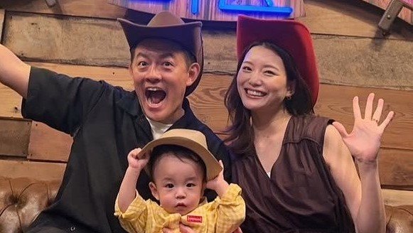 井戸田潤 1歳長男の“ハーレー初乗り”にデレデレ！？“ベビバーグ”笑顔炸裂のほっこりショットに「ほんっっっとに可愛い」と反響<br />
