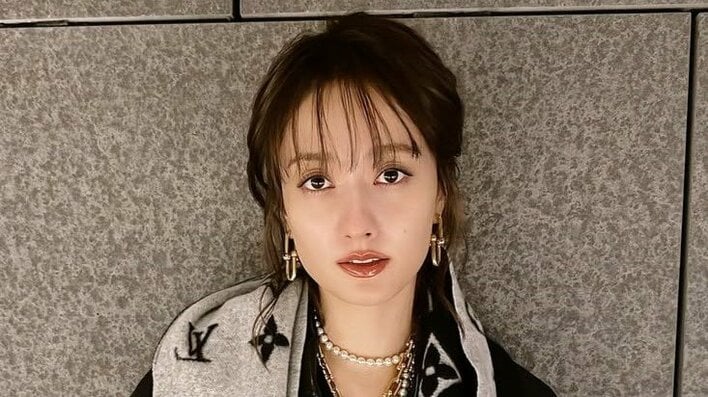 谷まりあ 全身高級ブランドのゴージャスな秋コーデに反響「めっちゃ似合ってる」思わずキュン！な黒縁メガネの“半顔”ドアップショットも