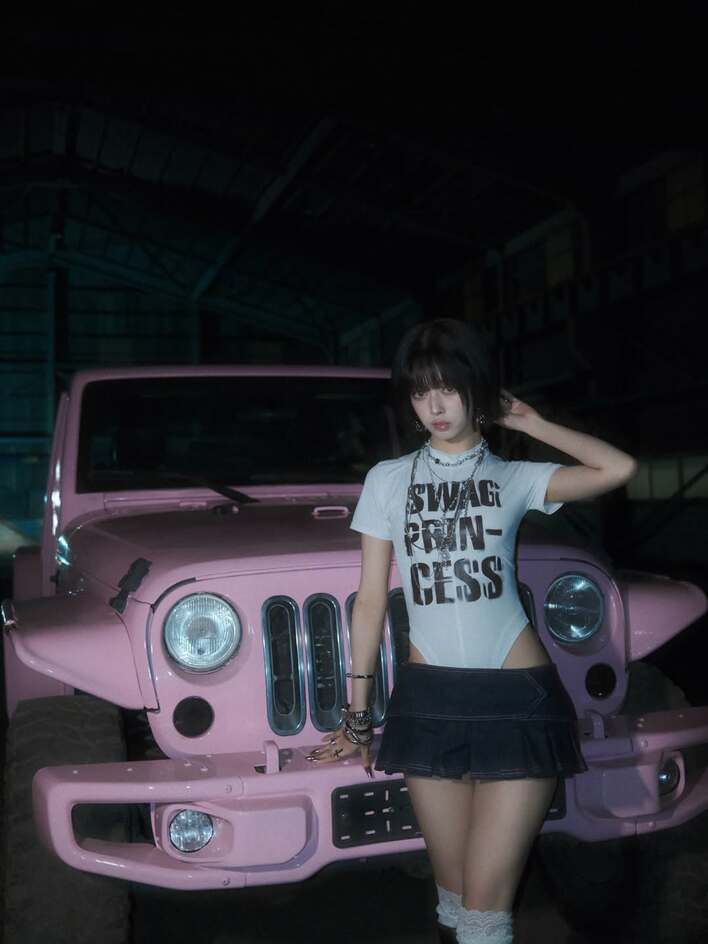 こんな格好で！？」NiziU・RIMA ドデカまっピンクの車にボディスーツ姿