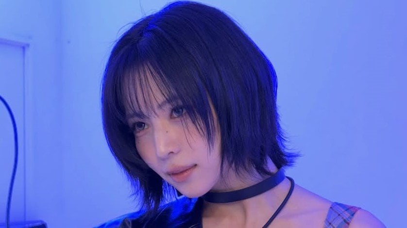  デニム ジャンプスーツ　あのちゃん Niziuマヤ着用　M NiziU・MAYA 美脚見せミニスカ×タイツのロックスタイル披露！ギター