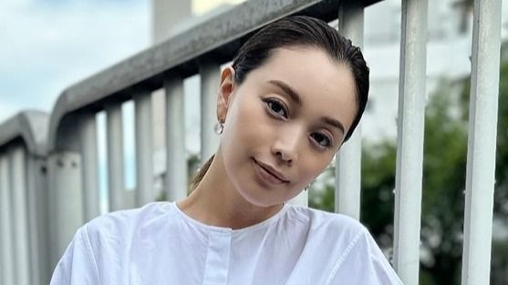 川沿いで圧巻のプロポーション！蛯原友里(44) 白ワンピで美脚を披露に