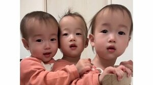 1歳のそっくり三つ子 寝室での姿がまるで“修学旅行の女子会”！顔を見合わせ笑いが連鎖する3人に「混ざりたい」「テレパシーですかね？」【激かわキッズ奇跡の瞬間】