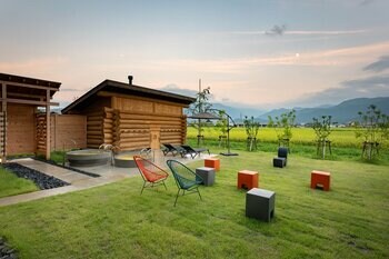 コンセプトは「旅をあきらめない」。「里山十帖」の新展開！ 「10 stories stay yuzawa」に薪サウナが完成し、グランドオープン！ 源泉かけ流しの半露天風呂付きで1泊9,000円～！
