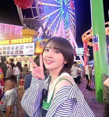 鬼頭明里 夜の遊園地で“肩出し” 彼女感あふれるアメリカ満喫ショットを公開 海をバックにした写真も