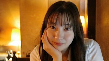 「カメラマンはダーリン…」足立梨花 指輪キラリショット公開！頰づえをついてニッコリほほ笑む姿などまるでデート気分