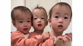 1歳のそっくり三つ子 寝室での姿がまるで“修学旅行の女子会”！顔を見合わせ笑いが連鎖する3人に「混ざりたい」「テレパシーですかね？」【激かわキッズ奇跡の瞬間】