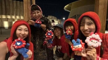 【万博ロスのあなたへ】もう見ることができない“あの赤いマーク”に！？5人だからこそ完成するまさかのコスプレに反響 万博スタッフが初披露したミャクミャクの“奇跡の1枚”も