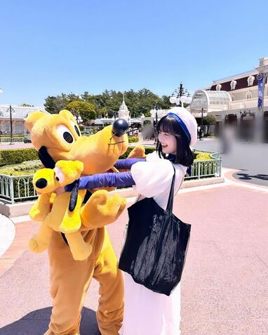 鶴嶋乃愛＆川口ゆりな おそろい“ドナルドコーデ”でディズニー満喫